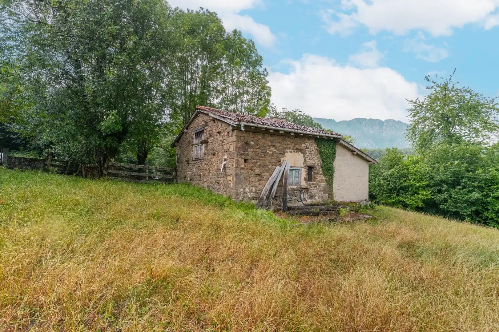 Finca rústica en venta en Sobrescobio con Jardín privado, Terraza y Amueblado