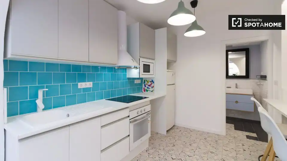 Cuina de Estudi per a compartir en Barcelona amb Aire condicionat, Terrassa i Moblat
