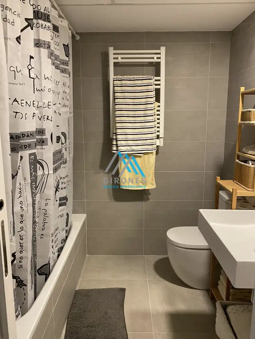Badezimmer von Wohnung zur Miete in Castell d'Aro, Platja d'Aro i s'Agaró mit Klimaanlage, Heizung und Terrasse