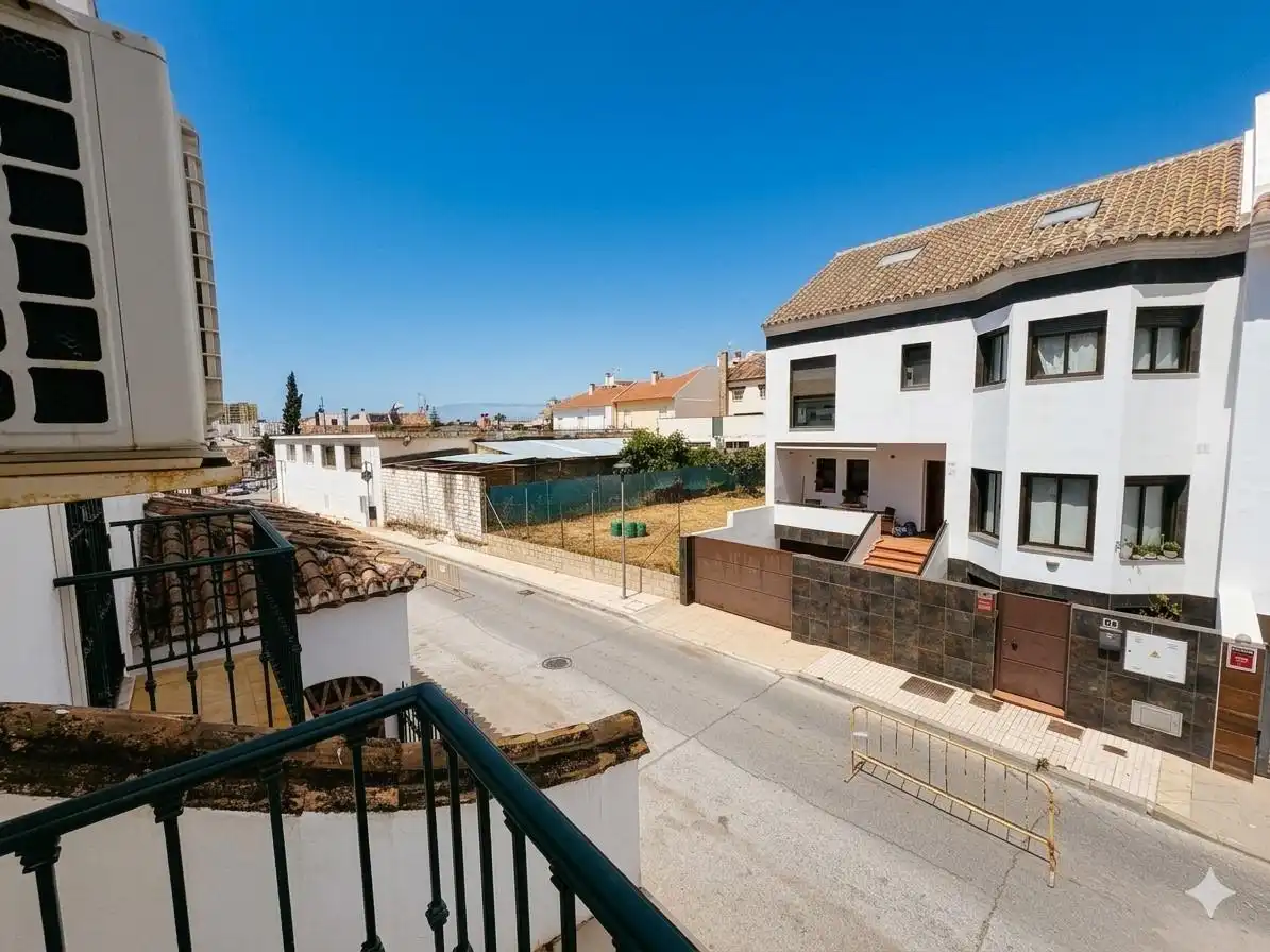 Vista exterior de Casa adosada en venda en Fuengirola amb Aire condicionat, Jardí privat i Terrassa
