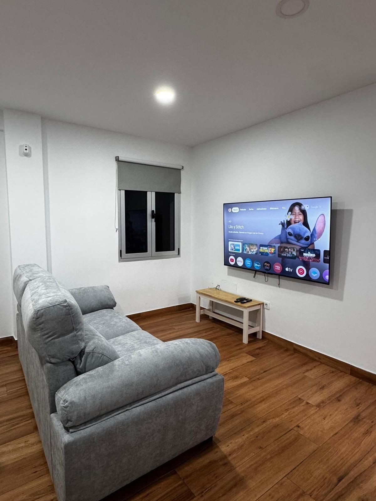 Sala d'estar de Pis de lloguer en Las Palmas de Gran Canaria amb Balcó