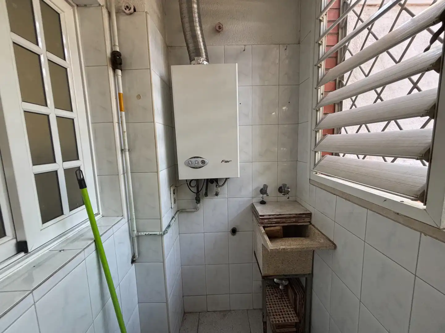 Bathroom of Ground floor for sale in Girona  with Air Conditioner, Heating and Parquet flooring