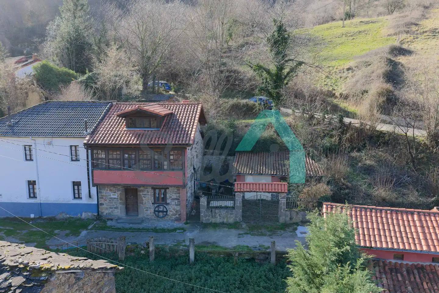 Vista exterior de Casa adosada en venda en Aller amb Jardí privat, Terrassa i Traster