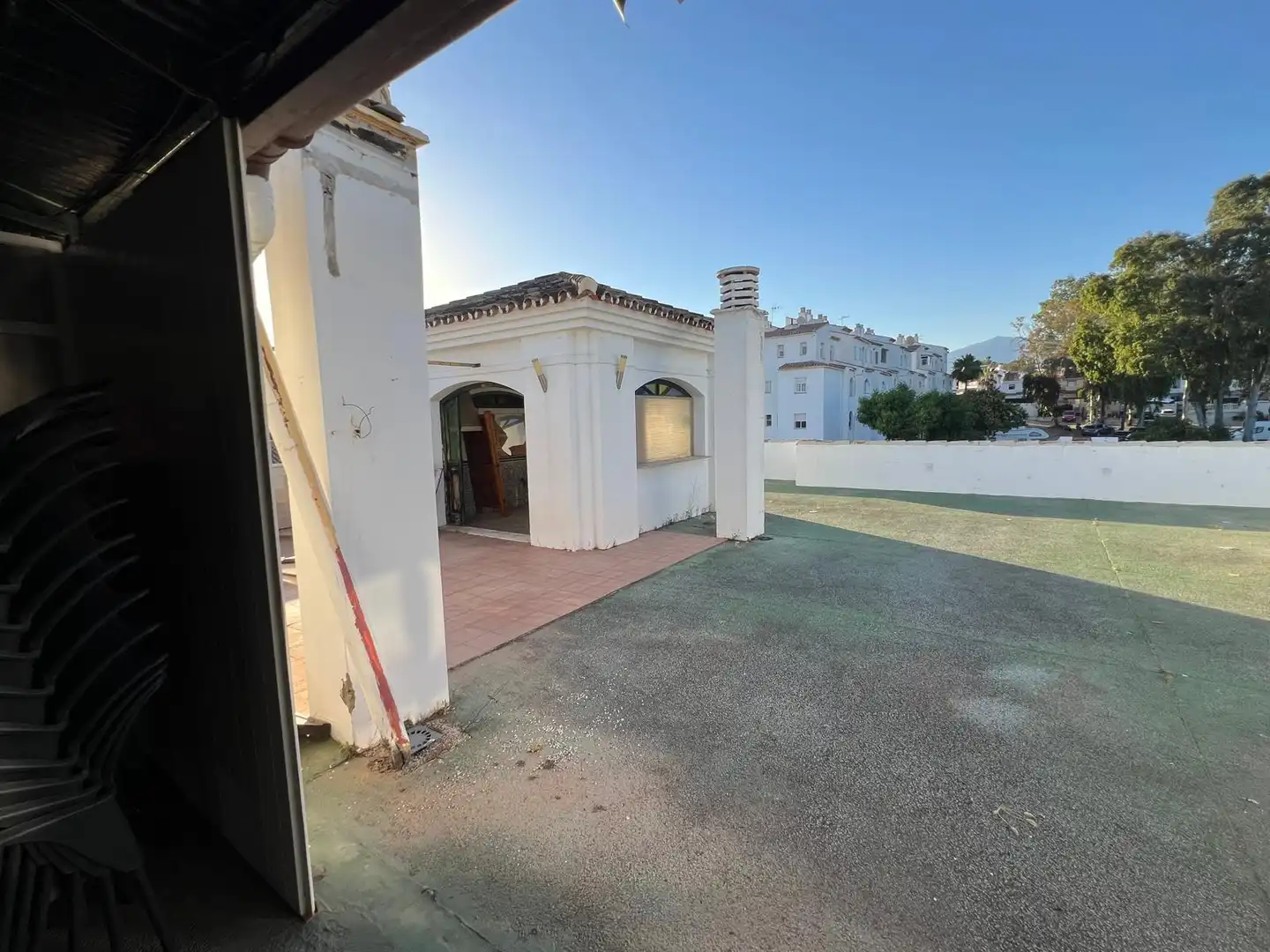 Vista exterior de Local de alquiler en Estepona con Terraza