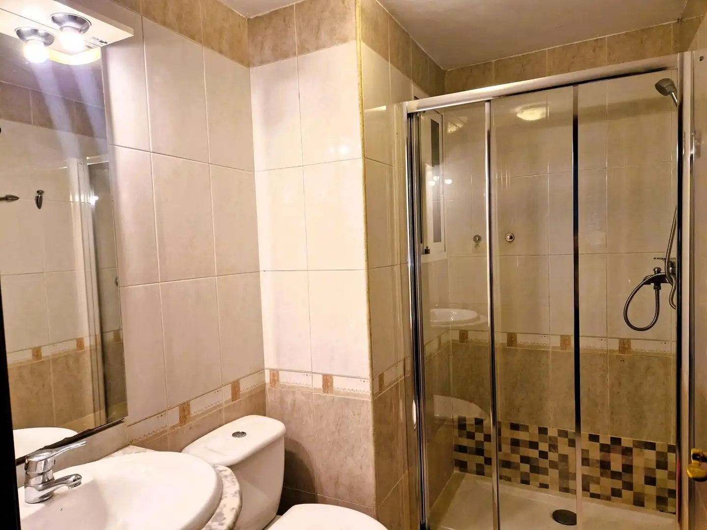 Baño de Piso para compartir en Granada con Calefacción, Terraza y Amueblado