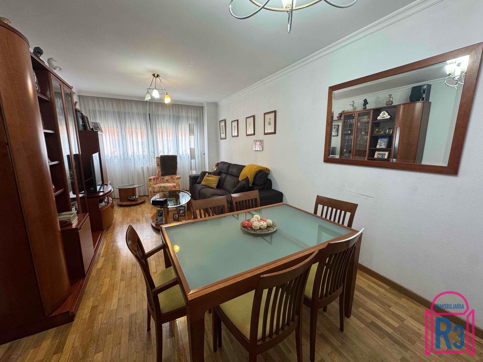 Sala d'estar de Pis en venda en León Capital  amb Calefacció, Terrassa i Traster