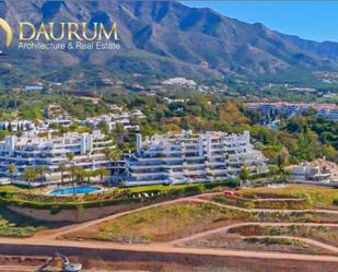 Vista exterior de Dúplex en venda en Marbella amb Aire condicionat, Jardí privat i Terrassa