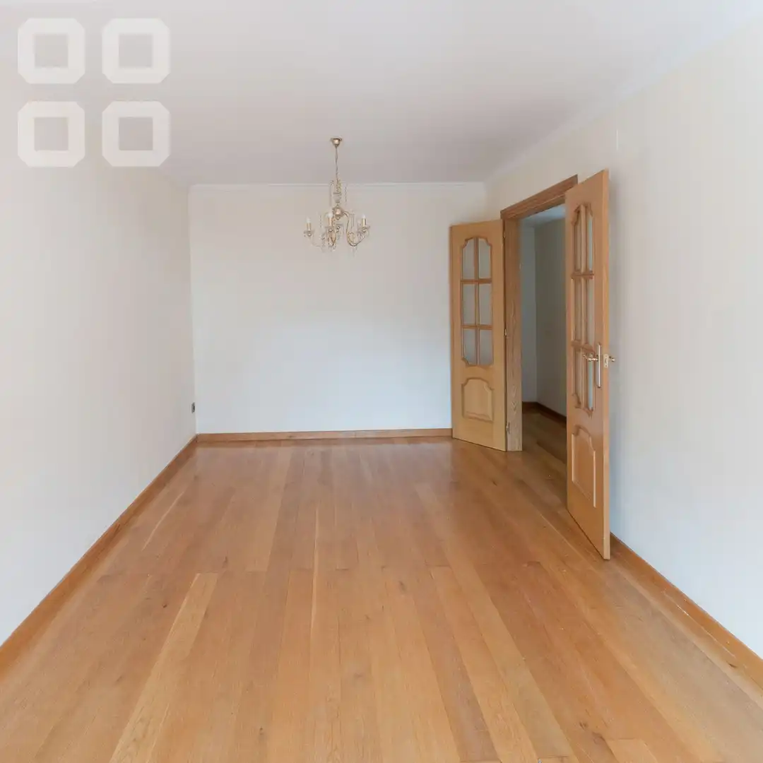 Comedor de Piso en venta en L'Hospitalet de Llobregat con Parquet, Terraza y Balcón