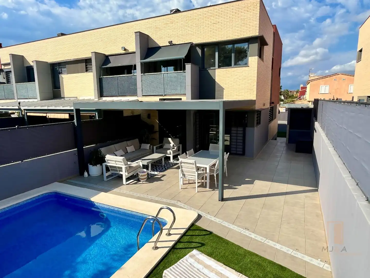 Maison jumelée avec terrasse à louer à Heliópolis