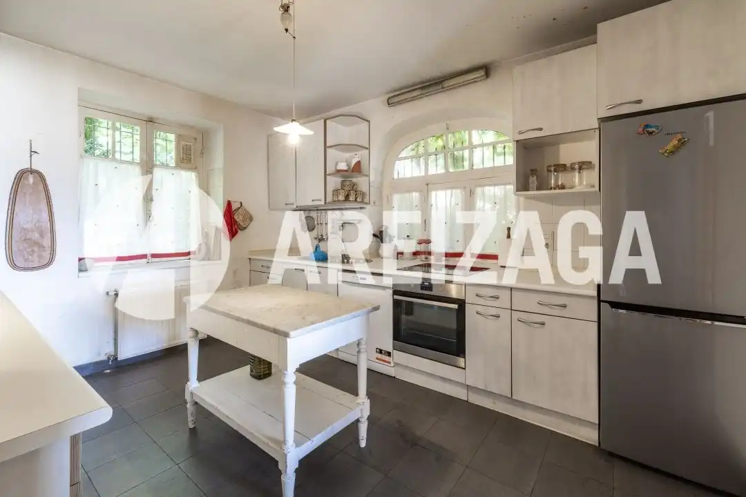 Cuina de Casa o xalet en venda en Donostia - San Sebastián  amb Calefacció, Jardí privat i Terrassa