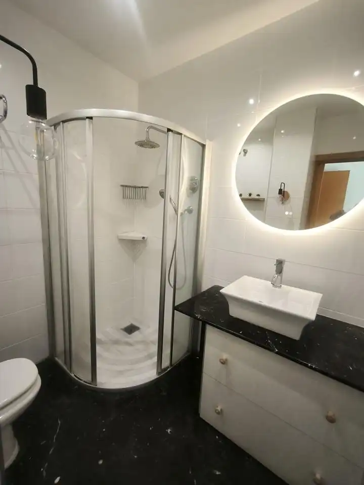 Badezimmer von Wohnung zur Miete in Benalmádena mit Klimaanlage und Möbliert