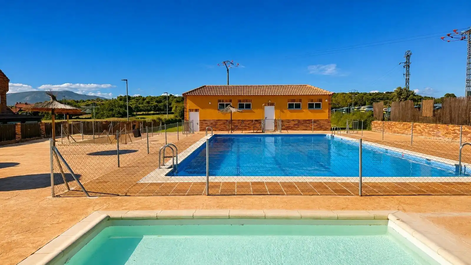 Piscina de Piso para compartir en Valdemorillo con Calefacción, Jardín privado y Amueblado