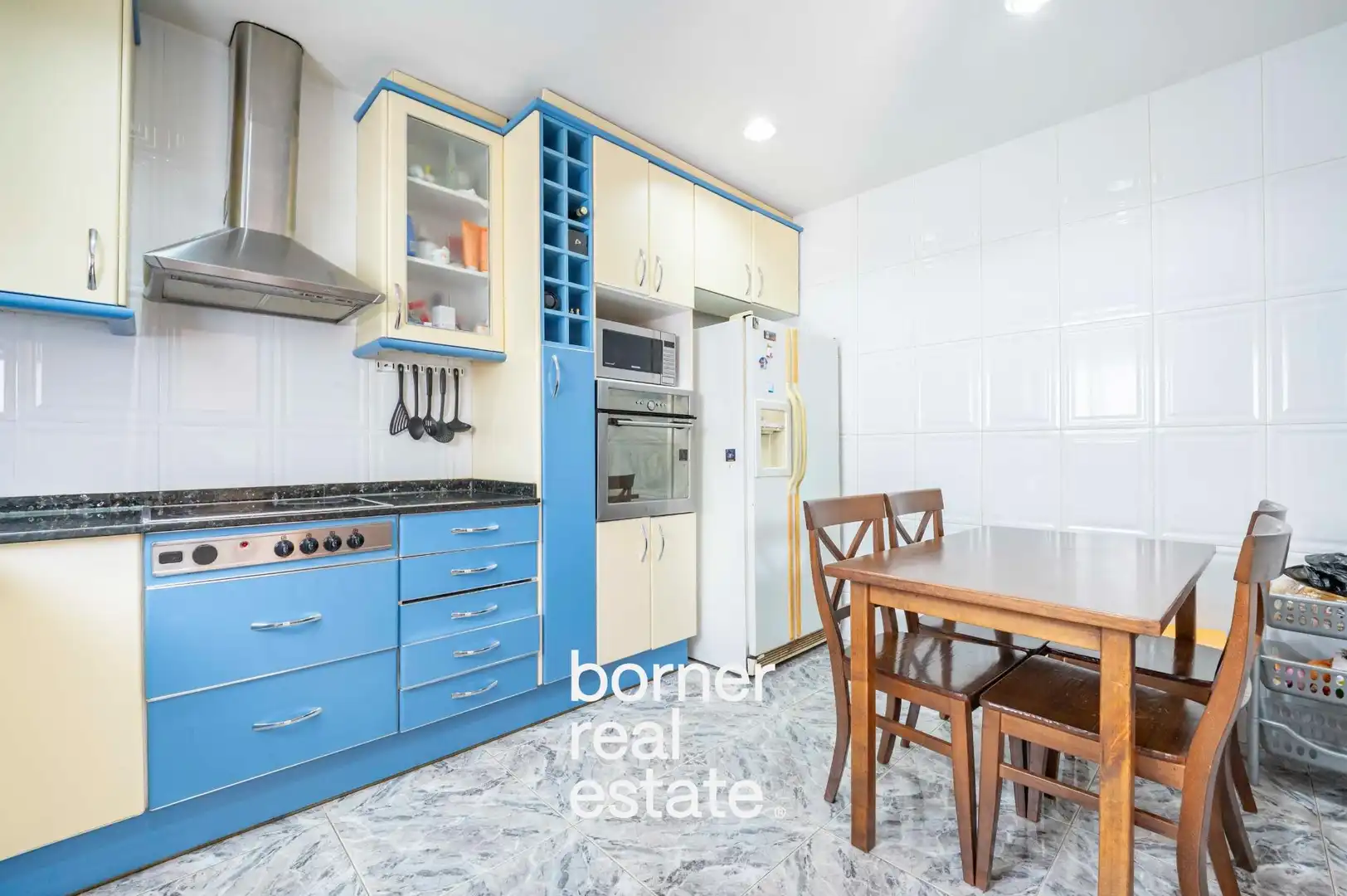 Cuina de Casa o xalet en venda en Sant Cugat del Vallès amb Aire condicionat, Calefacció i Jardí privat