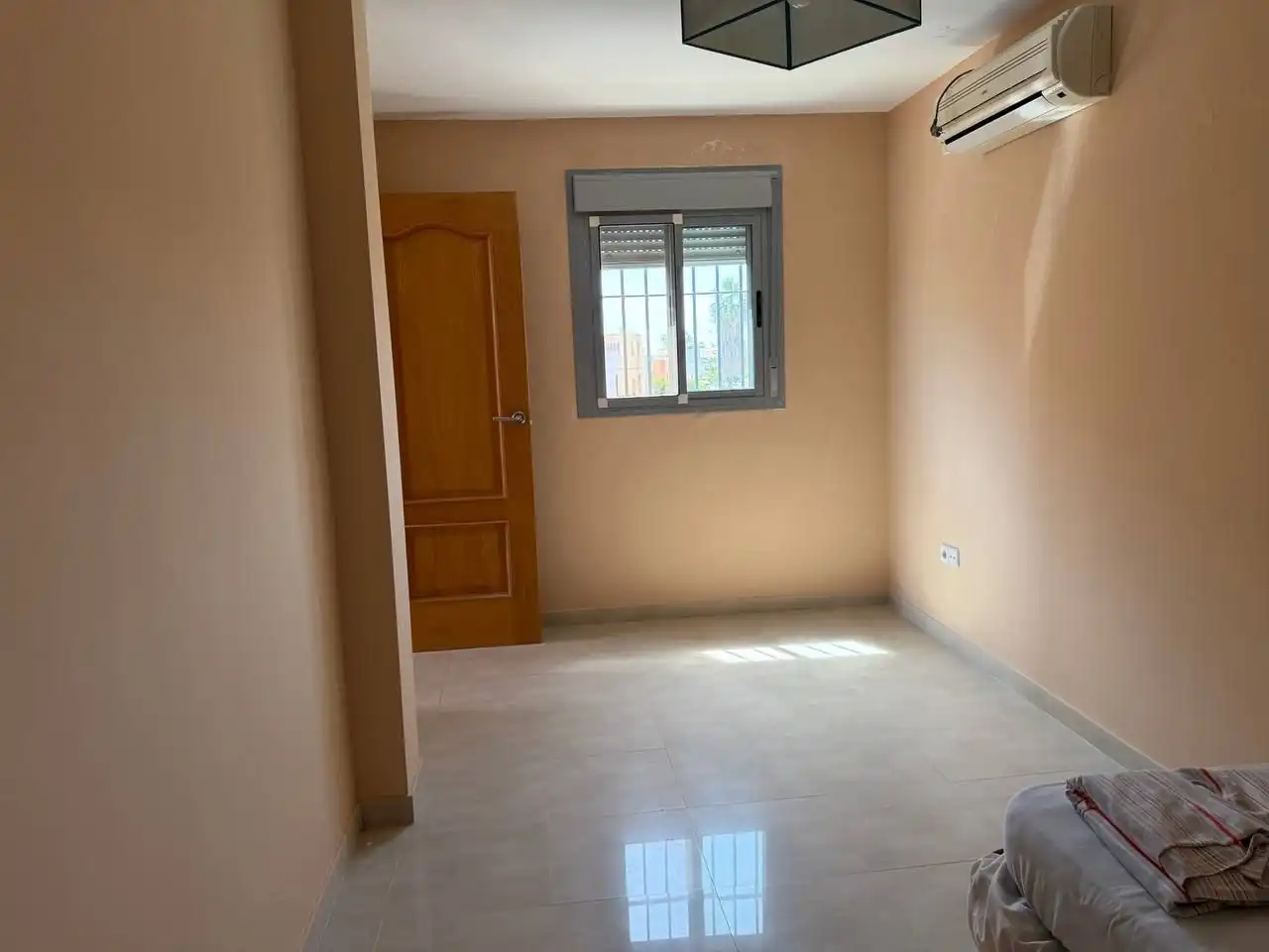 Habitación de Casa adosada en venta en Bormujos con Alarma
