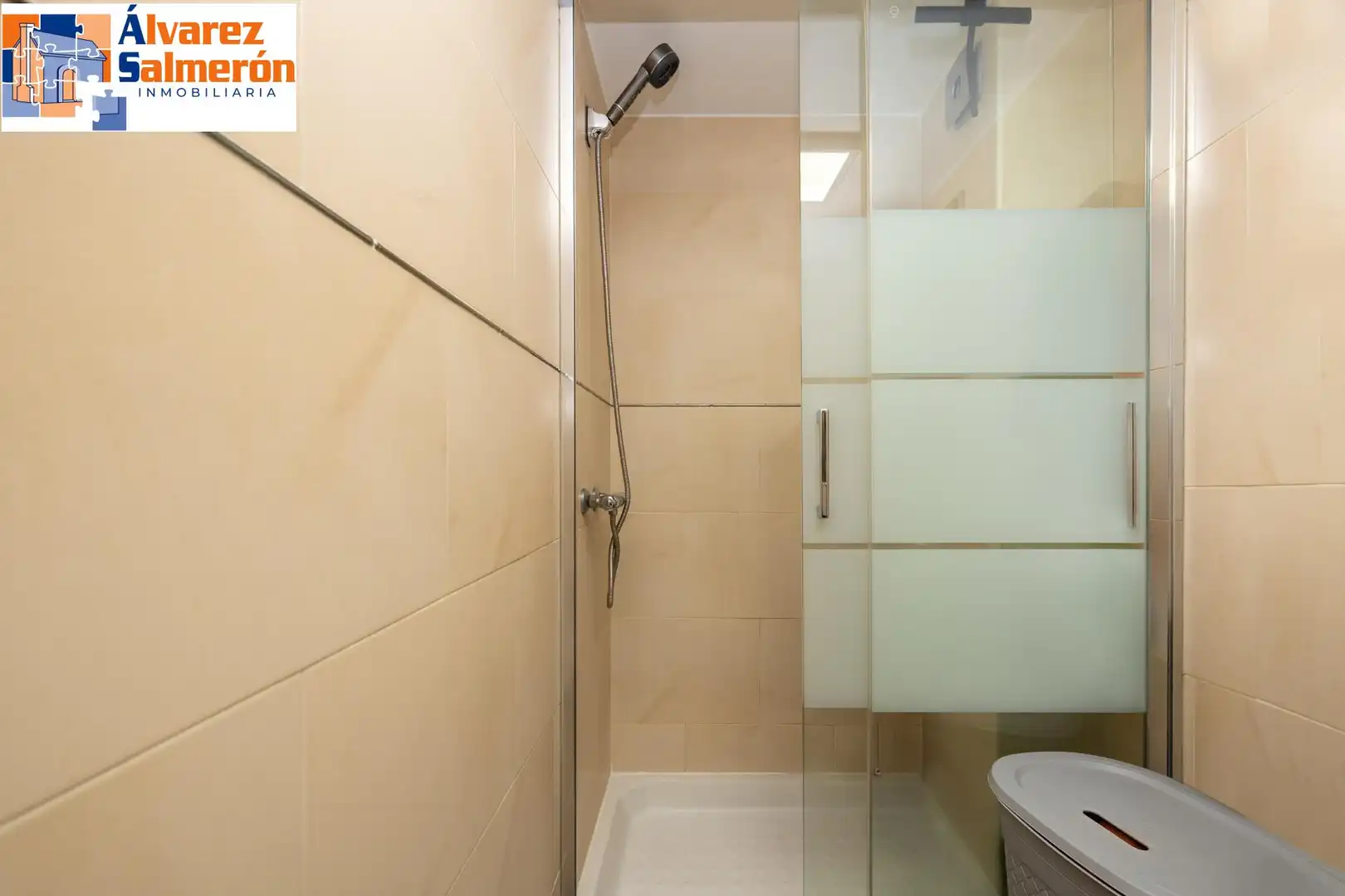 Bathroom of Flat for sale in Granada  with Air Conditioner and Terrace