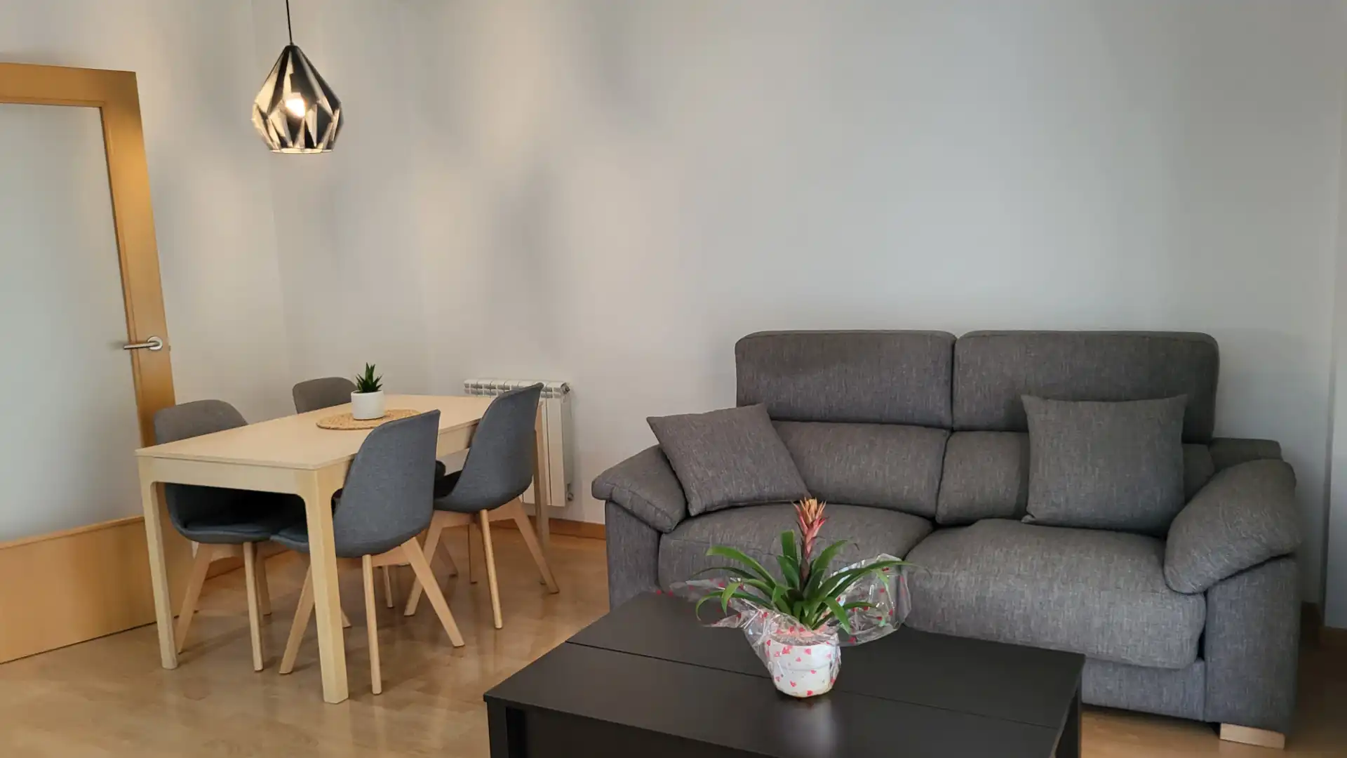 Sala de estar de Piso en venta en Cerdanyola del Vallès con Aire acondicionado, Calefacción y Parquet
