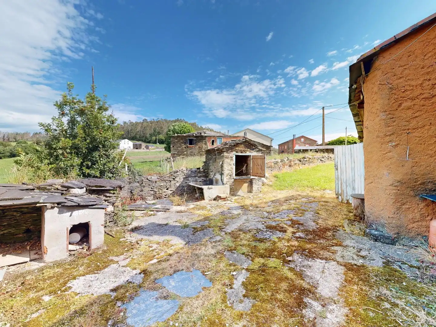 Houses for sale in Trabada  with Storage room