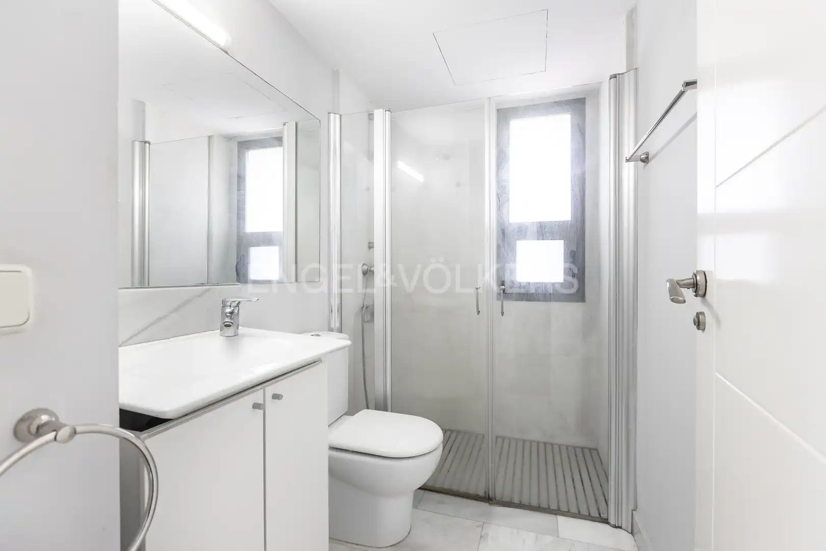 Bathroom of Flat for sale in Madrid  with Air Conditioner, Heating and Parquet flooring