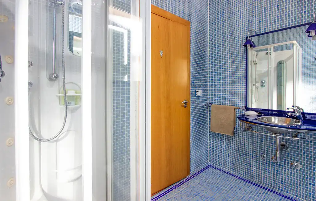 Chalet con terraza en venta en Calle Urba Coto Riñales 119, imagen 6