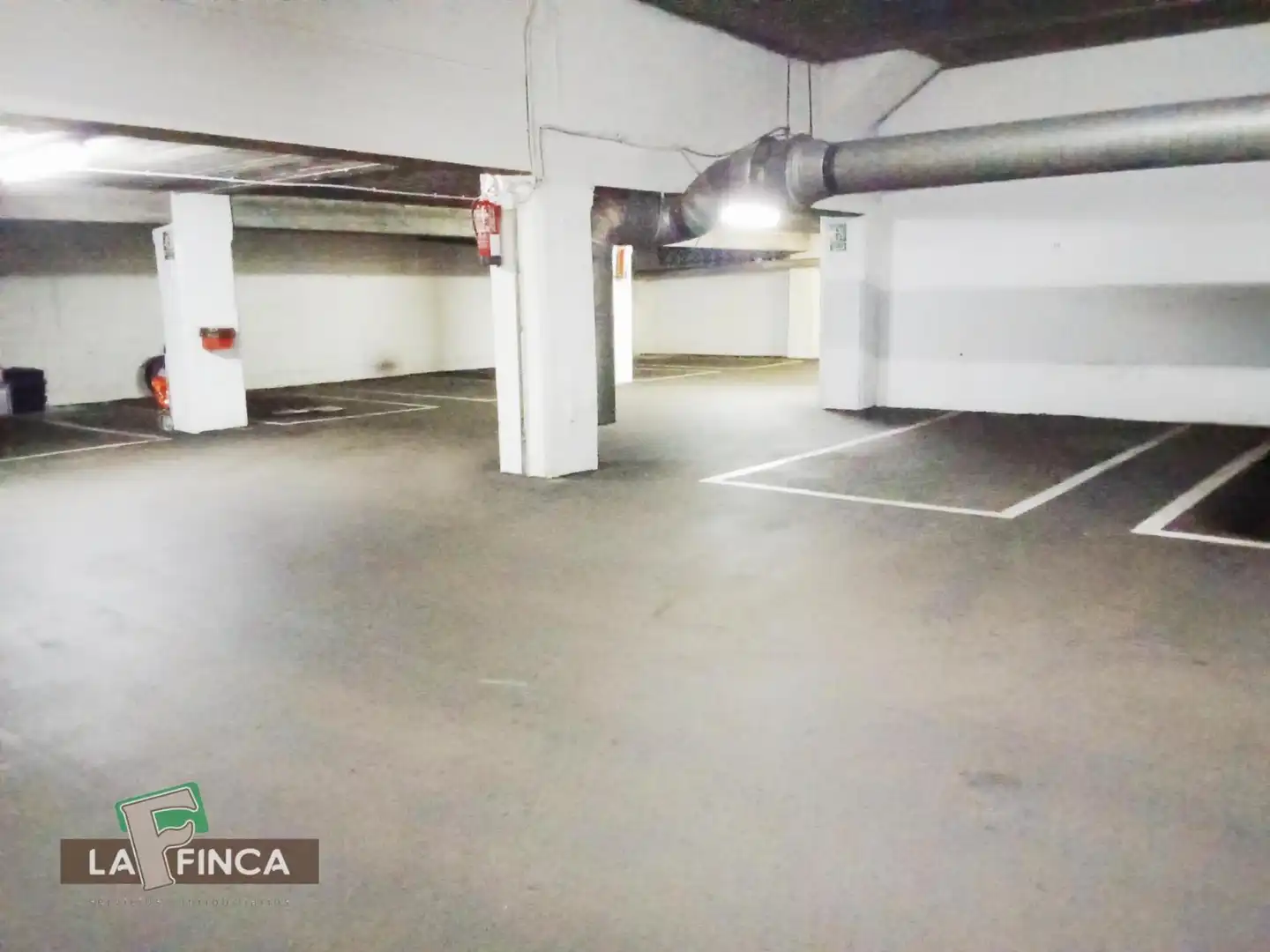 Aparcament de Pis de lloguer en Oviedo  amb Calefacció, Parquet i Terrassa
