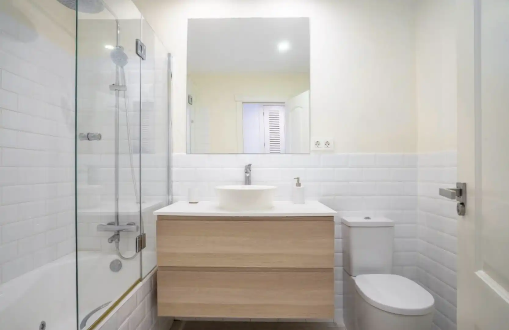 Bathroom of Ground floor for rent in Marbella  with Air Conditioner, Swimming Pool and Furnished