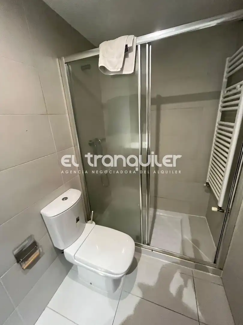 Bathroom of Duplexes for sale in Madrid  with Air Conditioner, Swimming Pool and Furnished