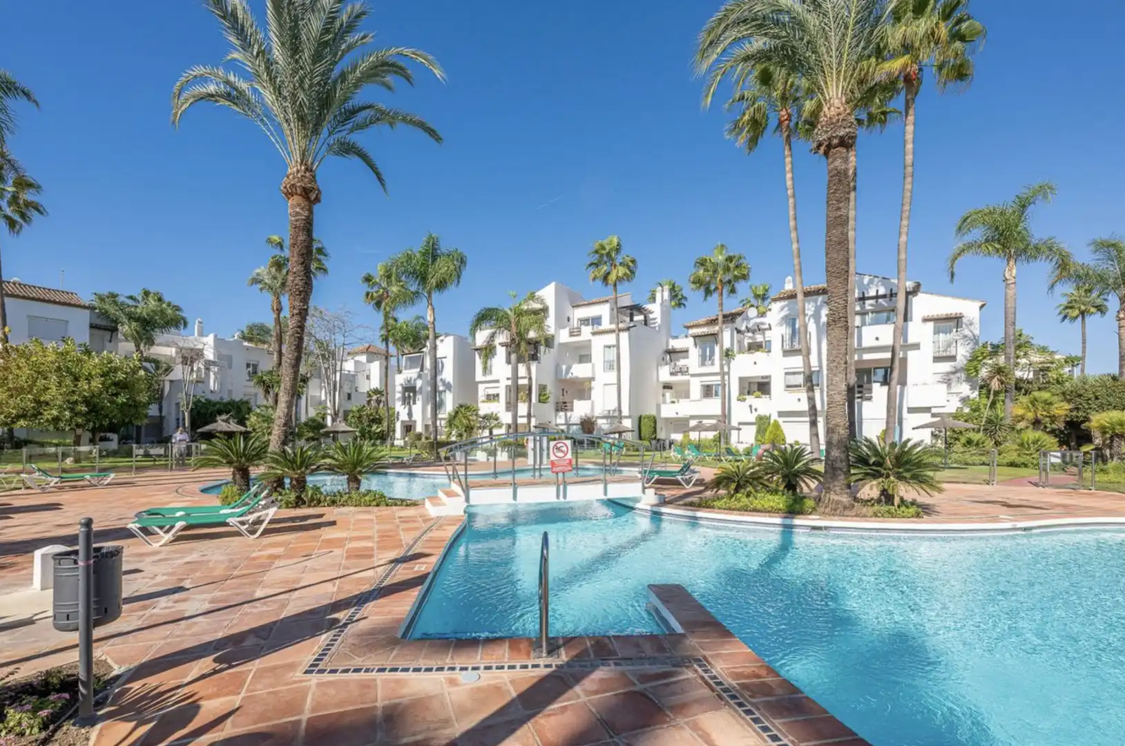Außenansicht von Erdgeschoss zur Miete in Estepona mit Klimaanlage, Terrasse und Schwimmbad