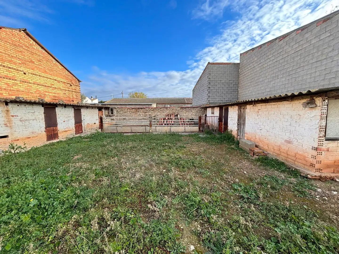Country homes for sale in Sariñena