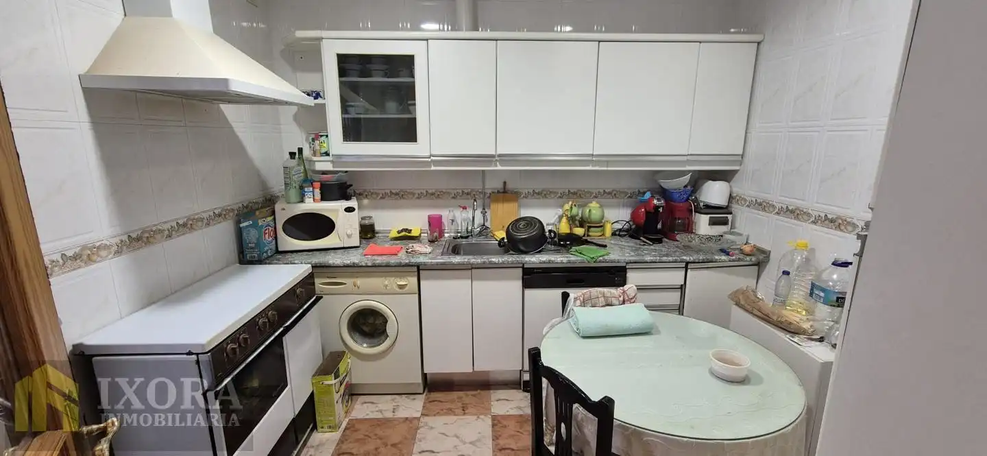 Cuina de Casa o xalet en venda en Linares amb Aire condicionat, Jardí privat i Terrassa
