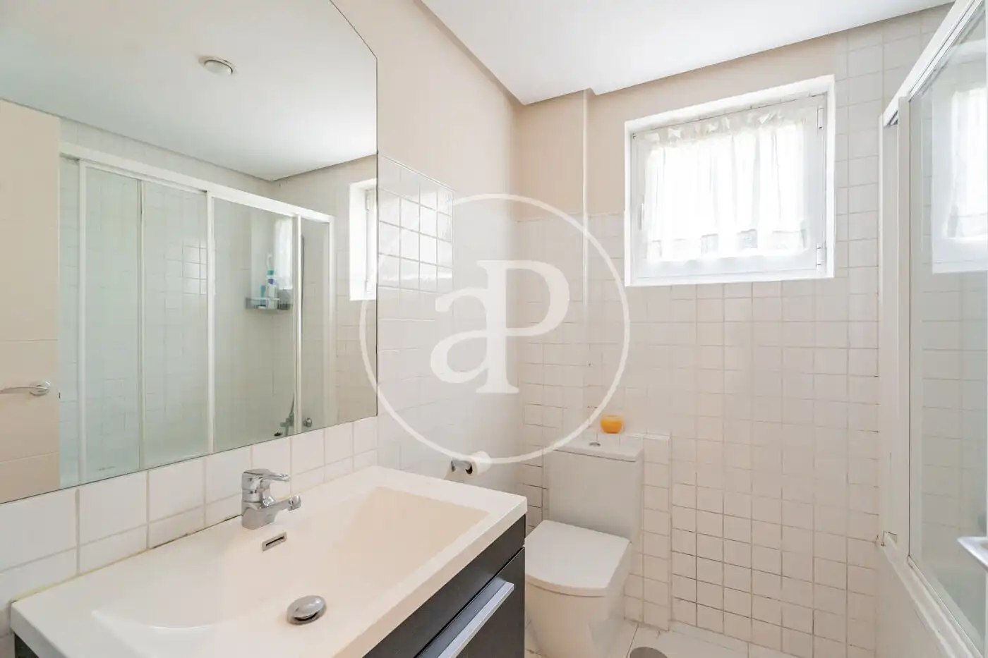 Badezimmer von Wohnung zum Verkauf in Madrid mit Klimaanlage, Heizung und Privatgarten
