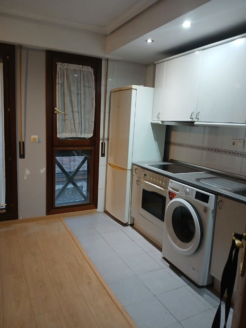 Cuina de Apartament de lloguer en  Zaragoza Capital amb Calefacció, Parquet i Forn