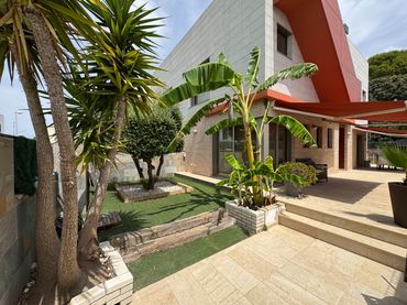 Casa aparellada amb jardí en venda a Calle Soria 21
