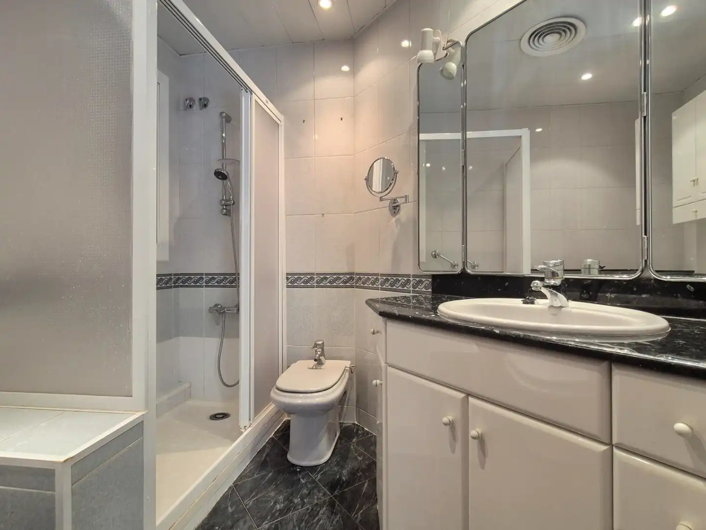 Baño de Piso en venta en Barcelona con Calefacción, Horno y Balcón