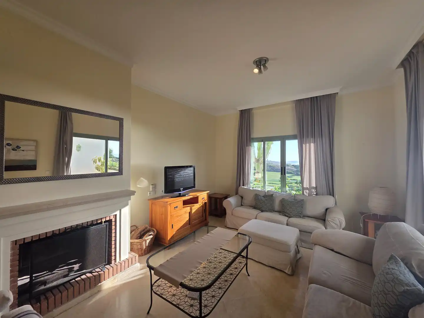 Sala de estar de Planta baja en venta en La Alcaidesa con Aire acondicionado, Calefacción y Terraza