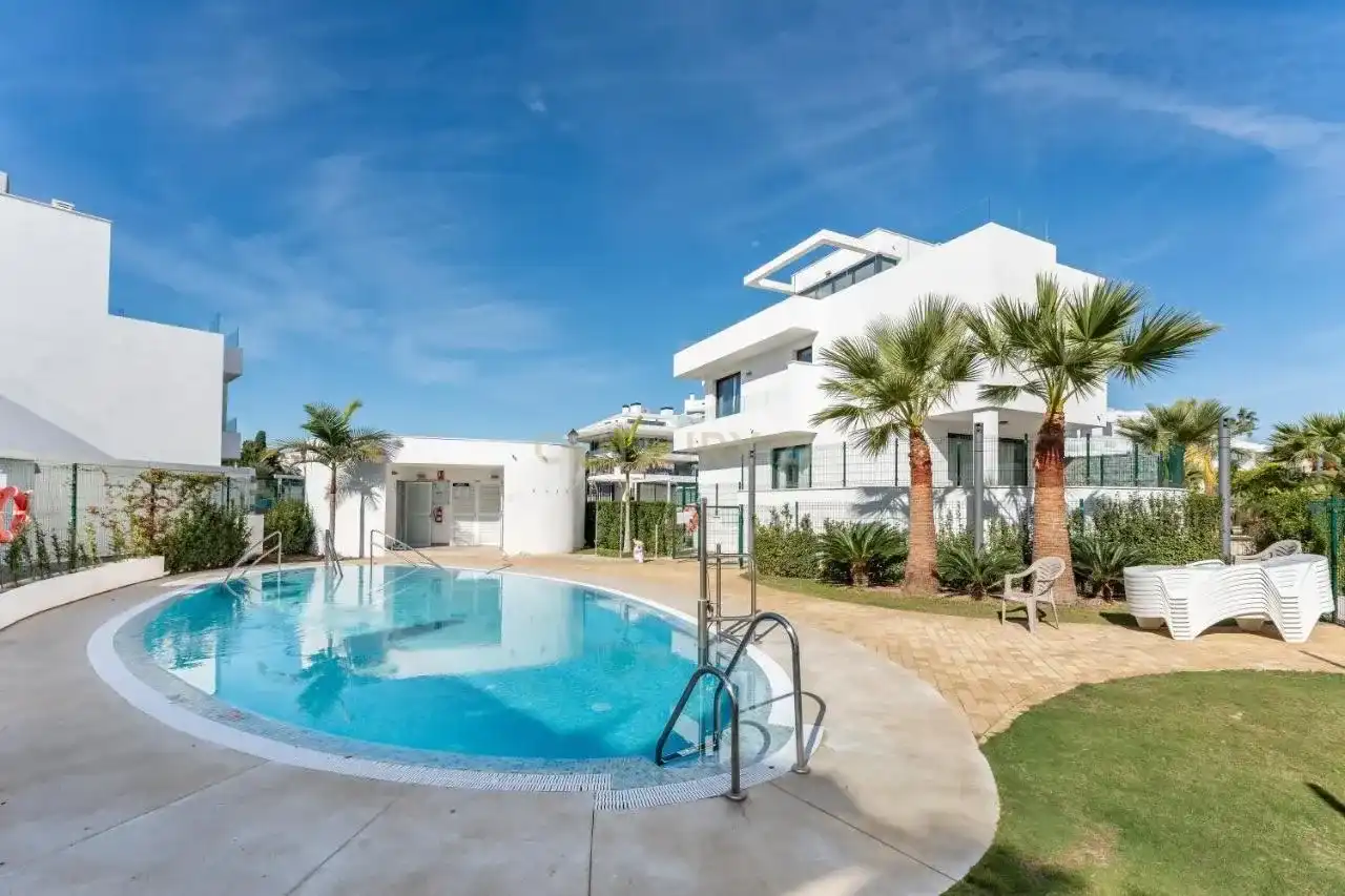 Piscina de Casa adosada de alquiler en Fuengirola con Aire acondicionado, Trastero y Horno