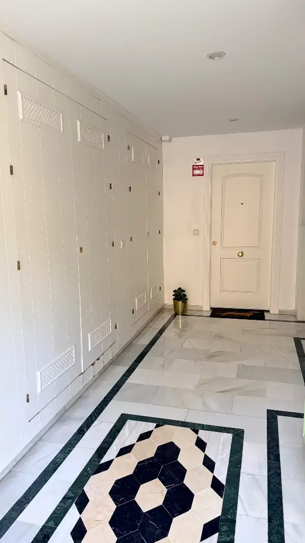 Wohnung zum Verkauf in Marbella mit Klimaanlage, Terrasse und Abstellraum