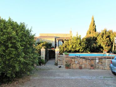 Country house with pool for sale in Llubí