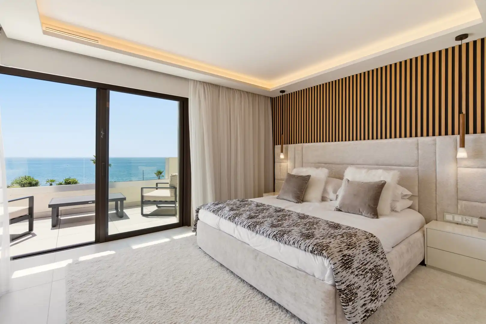 Dormitori de Casa adosada en venda en Estepona amb Aire condicionat, Jardí privat i Terrassa