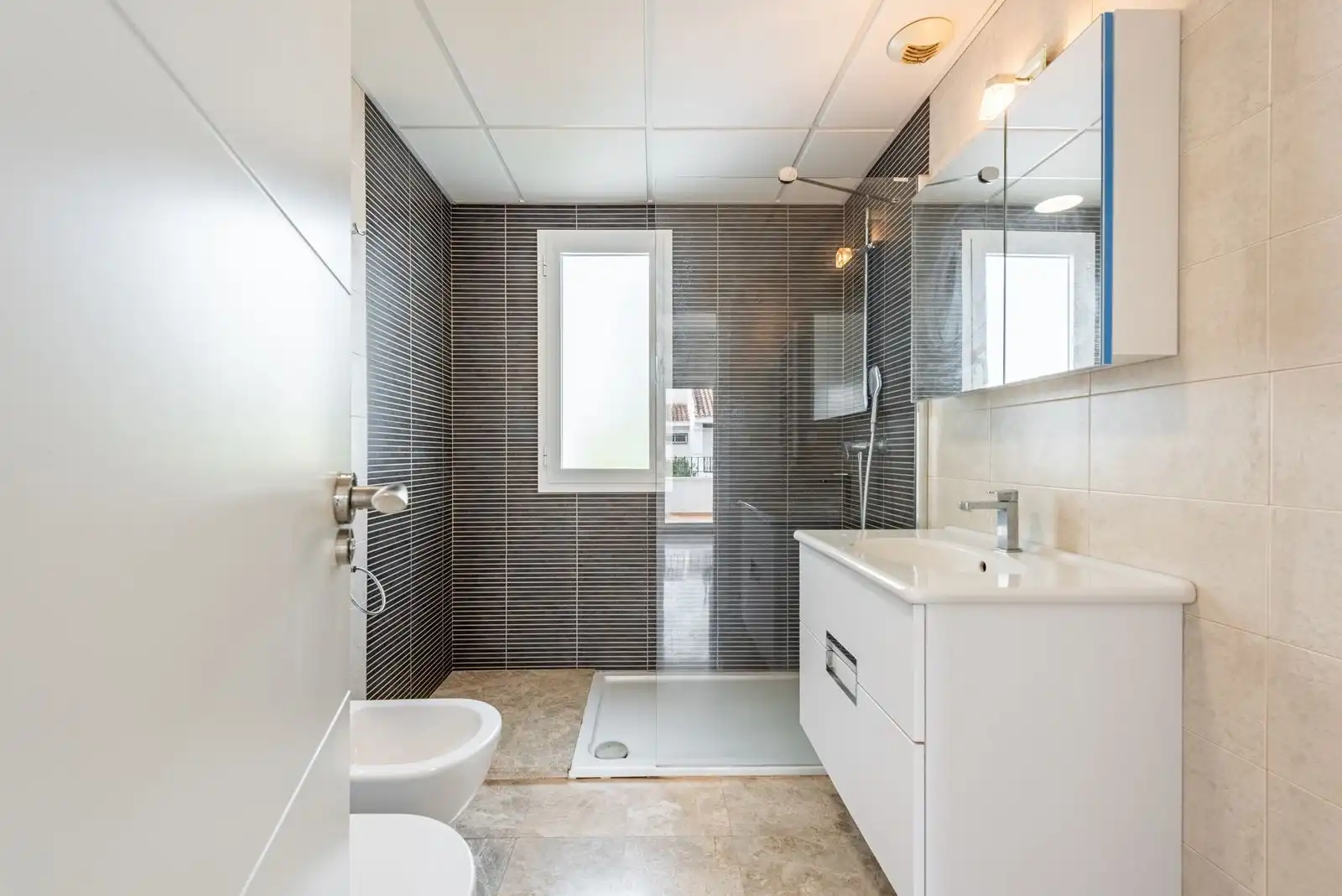 Baño de Casa adosada en venta en Marbella con Aire acondicionado, Terraza y Internet