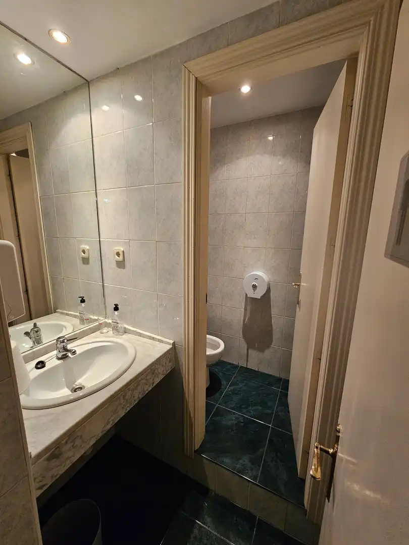 Badezimmer von Büro zum Verkauf in Toledo mit Klimaanlage, Heizung und Abstellraum