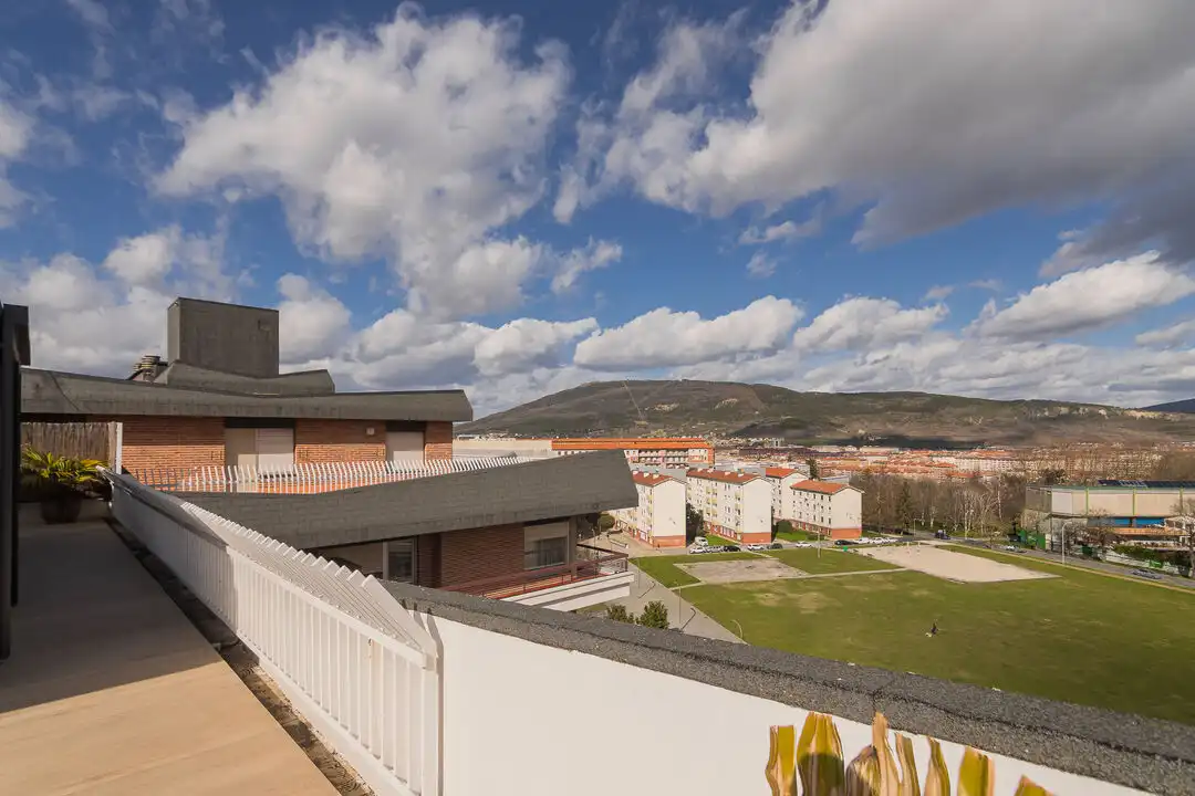 Vista exterior de Ático en venta en  Pamplona / Iruña con Calefacción, Terraza y Alarma