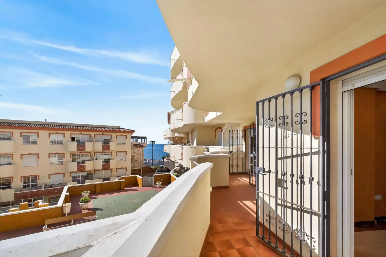 Vista exterior de Planta baixa en venda en Benalmádena amb Aire condicionat, Jardí privat i Terrassa