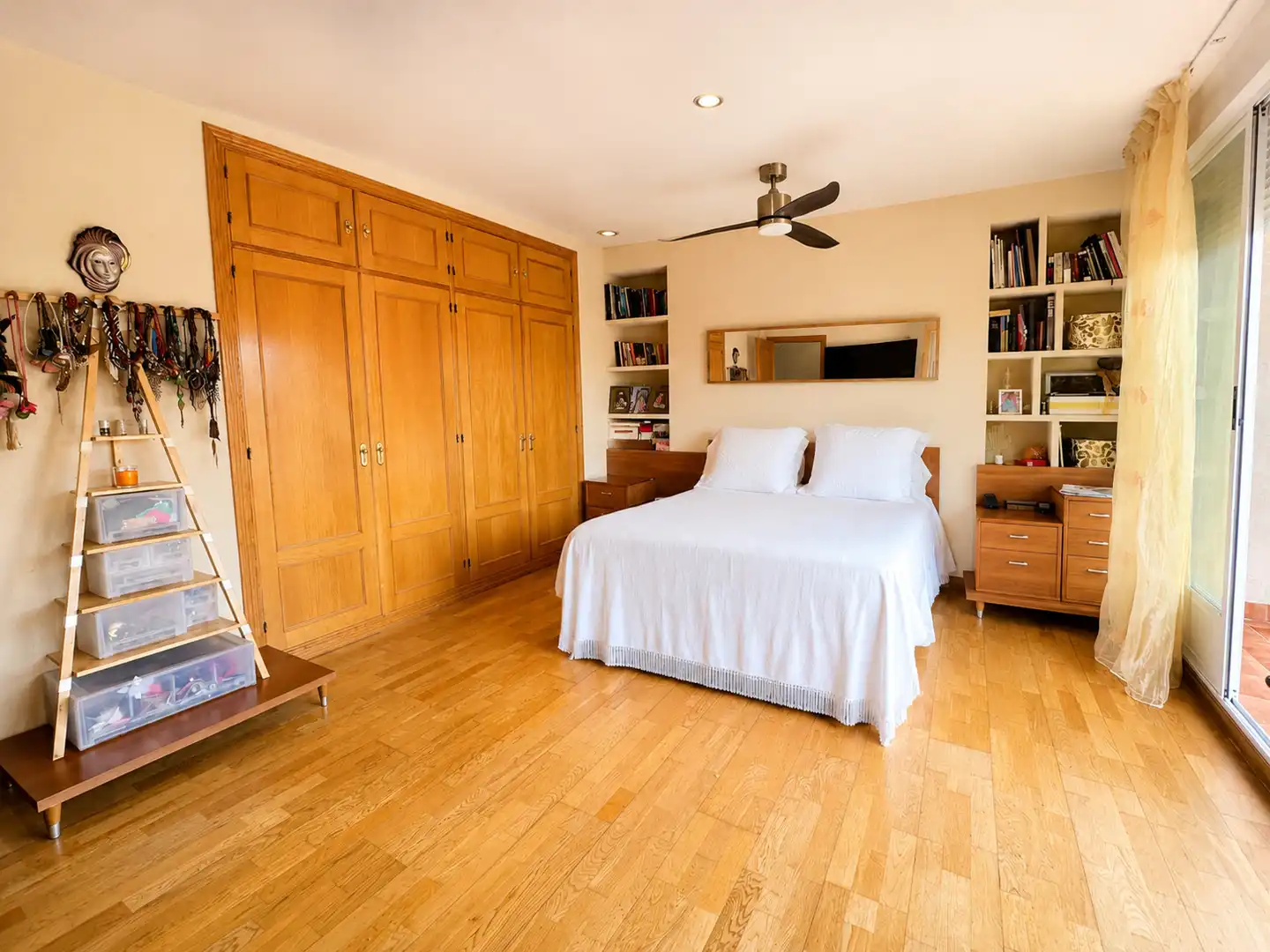 Schlafzimmer von Einfamilien-Reihenhaus zum Verkauf in Torrelodones mit Gemeinschaftspool