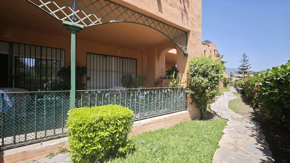 Vista exterior de Apartament en venda en San Pedro de Alcántara