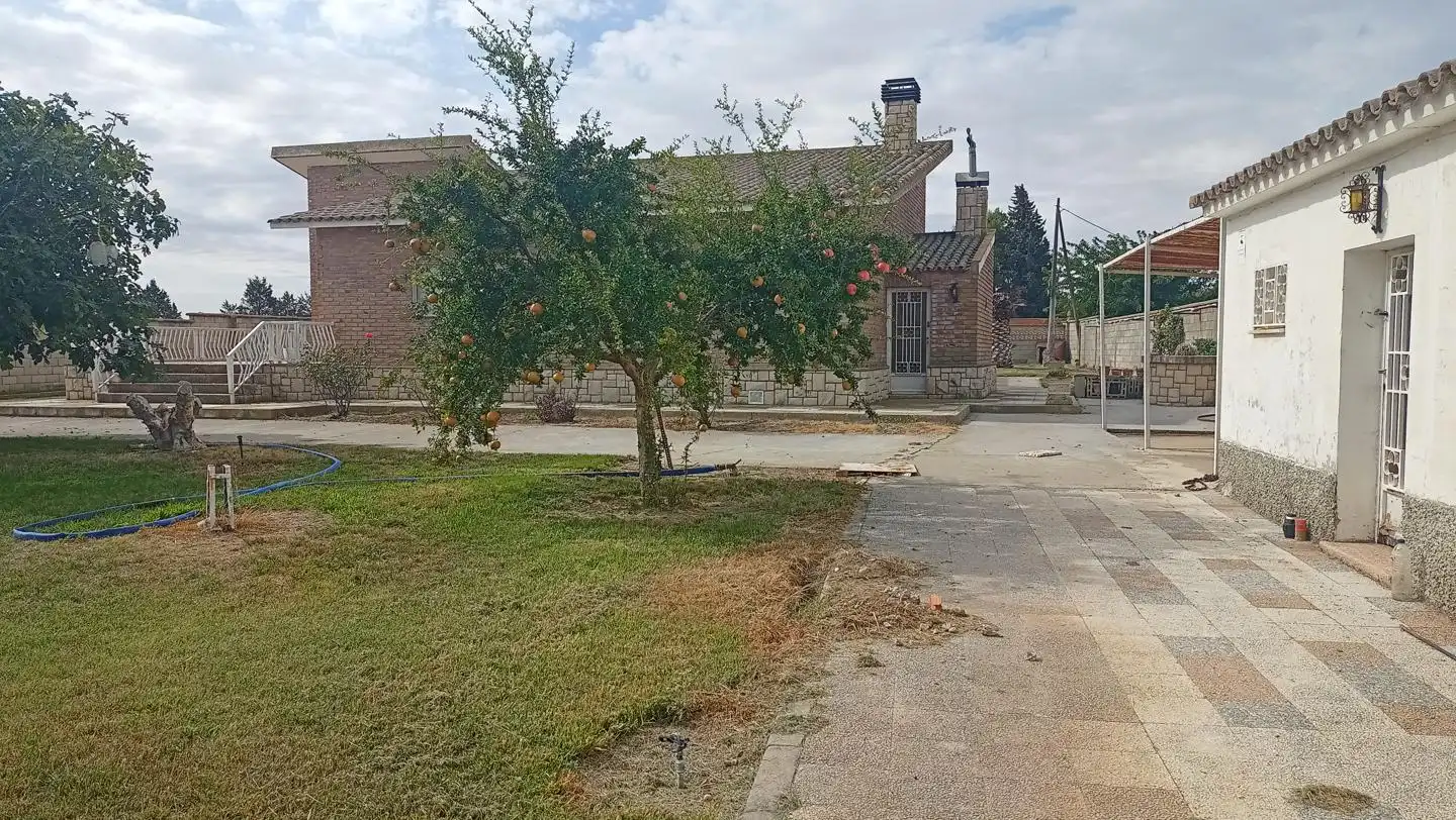 Casa o chalet en venta en Pinseque con Calefacción, Jardín privado y Piscina