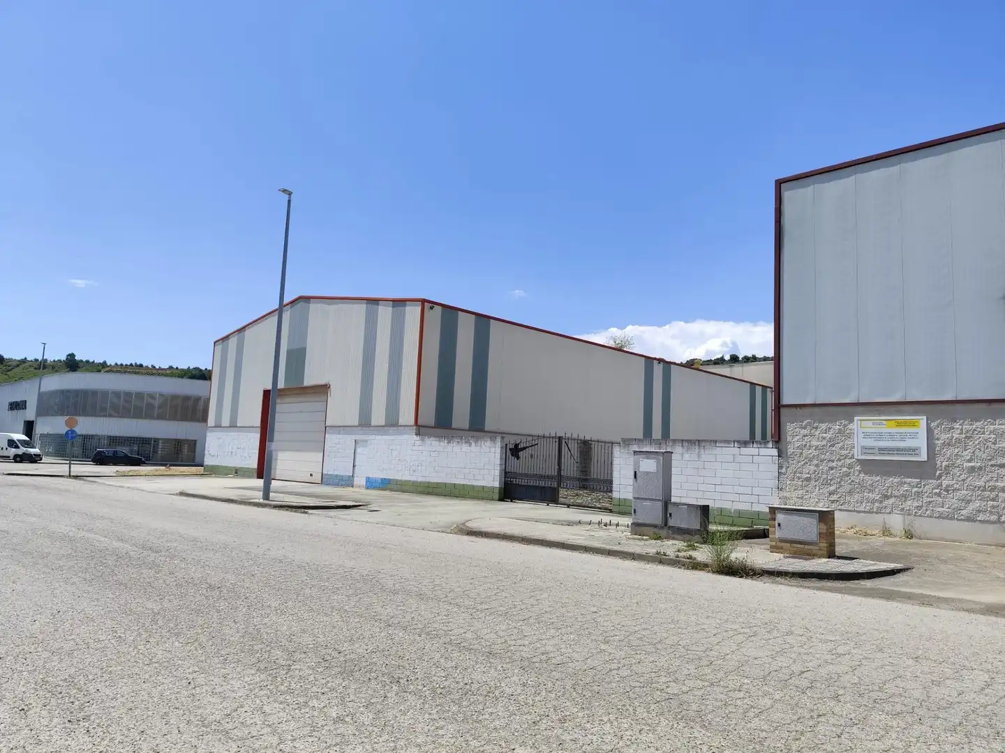 Außenansicht von Fabrikhallen zur Miete in Bembibre