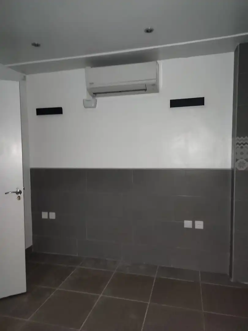 Ground floor for sale in Barcelona  with Air Conditioner and Alarm