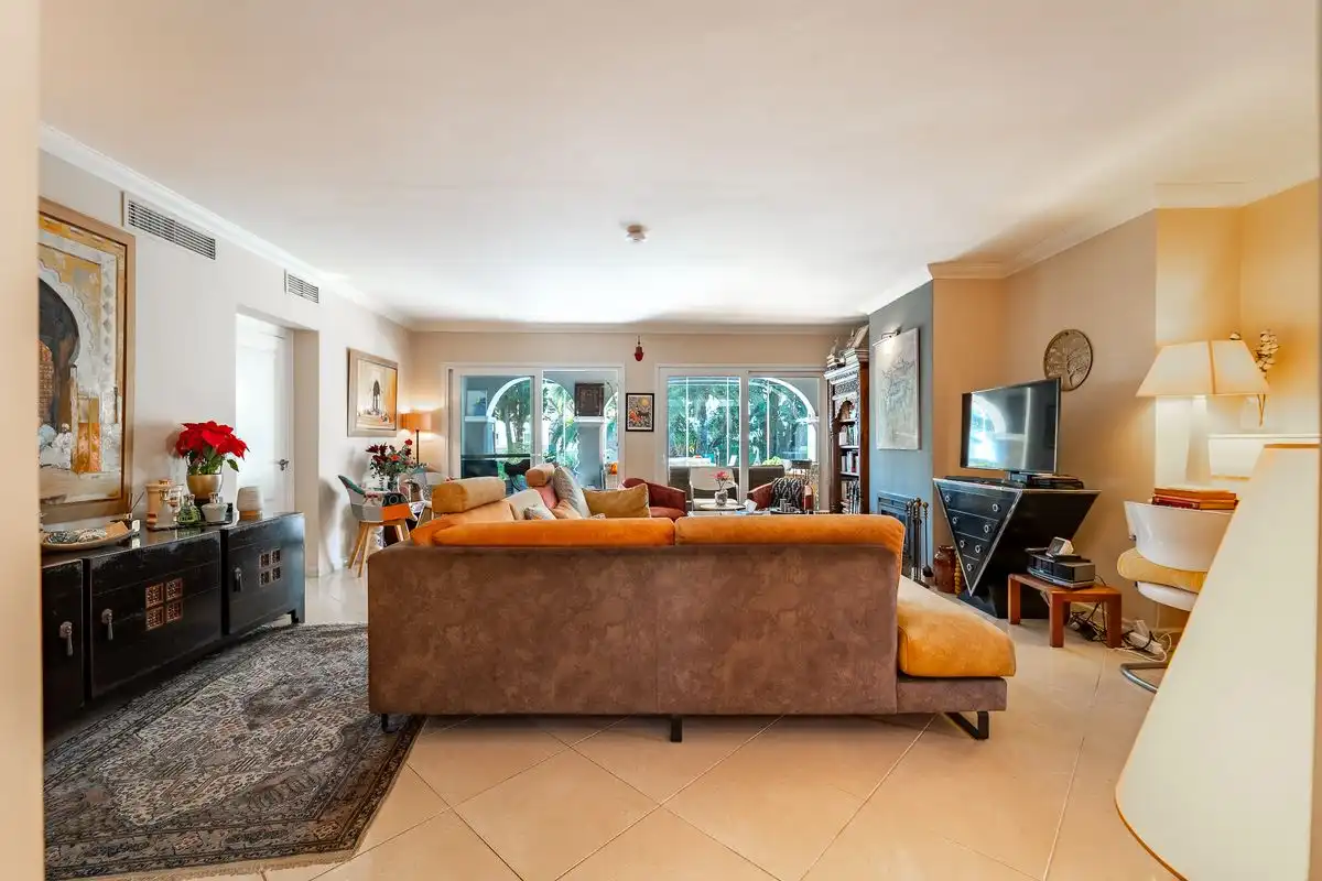 Sala d'estar de Casa o xalet en venda en Marbella amb Aire condicionat, Calefacció i Jardí privat
