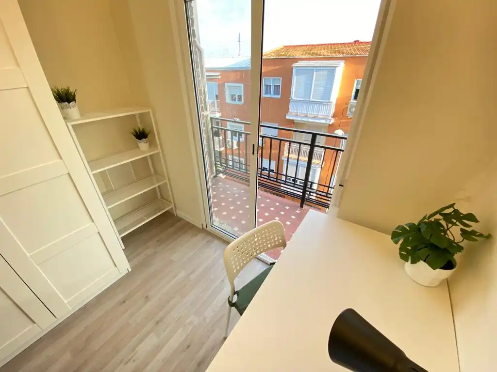 Terraza de Piso para compartir en Madrid con Calefacción, Amueblado y Horno