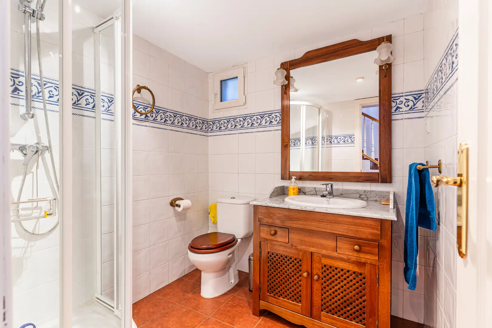 Badezimmer von Einfamilien-Reihenhaus zum Verkauf in Las Rozas de Madrid mit Klimaanlage, Heizung und Privatgarten
